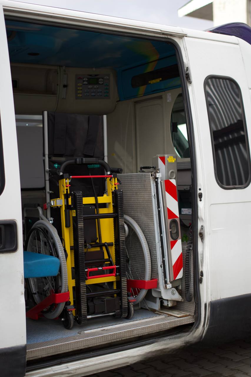 Автомобіль Служба перевезень ТУРБОТА з сходовим підйомником для інвалідів